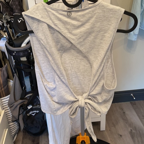 CottonOn open back workout tank - Picture 2 of 2